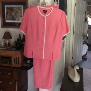 Pants suit by Leslie Fay size 14 NWT